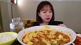 韩国美女吃麻婆豆腐，中国美味真好吃