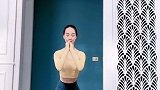这是一个腿部拉伸的动作，跟着我做你会发现腿越来越直，越来越细 冬天都想穿短裙瘦腿