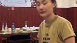 女子和朋友在烧烤店就餐