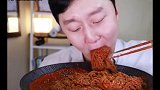 小伙挑战3分钟吃完超辣冷面
