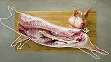 老外火烧大肥猪，搓灰后拔下整张猪皮！过程也太残忍了