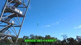 铁球从高空抛下砸跷跷板上会怎样？小伙亲测，结果出乎意料！
