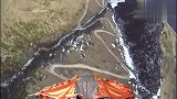 俄罗斯老妇自制翼装演示跳崖滑降 特效感人
