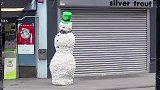 藏在雪人模型内捉弄路人，路人还把雪人的鼻子摘掉了