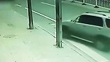 一不做二不休！越野车司机撞人后，直接赶尽杀绝