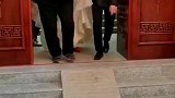 迎亲的一幕，新郎进去的时候好好的，出来一看原谅我不厚道的笑了