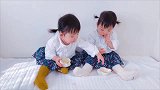 双胞胎姐姐分零食给妹妹吃，结果一碰妹妹的零食，妹妹马上暴走！