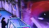 惊险！大货车紧急避让电动车失控 撞倒幼儿园围墙致2伤