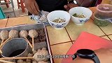 大叔街头卖“假鸡腿”，3块1个，食客咬一口：没有下次了！