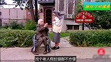 国外恶搞：让路人假扮牧师安慰残疾老人，最后被恶搞的是这路人