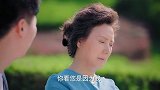 小伙苦口婆心的劝解妈妈，但是听见妈妈的话有些无奈和感动