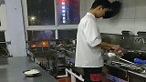 岁学徒，别人都已经下班回家了，自己一人在练习翻锅呢