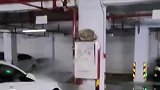 车库消防管道漏水，车位上的车却遭了秧，免费洗车