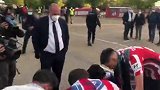 卡拉斯科将球衣赠予受伤球迷 马竞夺冠时刻的暖心一幕(视频)