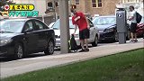 搞笑国外街头搞怪测试，老外捡个背包被追赶，这场面太逗了