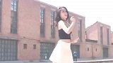 短裙搭配吊带和帆布鞋，个性十足又自信，这个夏天这么穿就对了！