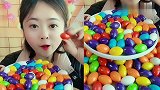 大妹子直播吃彩色泡泡糖，一口下去超满足，是我向往的生活
