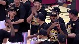 什么样的男人，才能配上胡明轩的妈妈？他的爸爸会空翻扣篮！