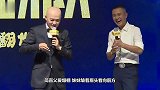 文章带娃练舞蹈被偶遇，蹲在地上为孩子拉拉链，小女儿侧颜曝光