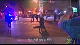 外国小哥在大街上叫嚣，警察动用了这个武器，一下就将他制服