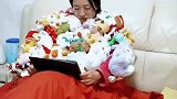 男子发视频吐槽老婆有大病，竟然把买的娃娃全都缝在身上