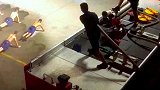 夏天这么炎热，消防员们都是这样降温的