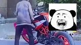车主称故意推倒摩托的6旬老人现被抓：年龄不是违法的理由