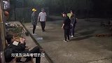 张艺兴跳80年代舞蹈，直接在院子里展示狂野，那英秒变迷妹