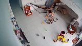 奶奶供的财神就这么被砸了，监控拍下奶奶一脸生无可恋