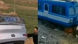 陕西一汽车与火车相撞 火车偏离轨道 汽车倒扣在田里
