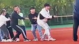 男子拔河出奇招，结果队友笑够呛