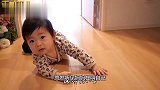 小宝宝忽然听见妈妈叫自己，立马探出脑袋，宝：我在这儿呢！