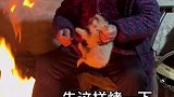 奶奶给小狗狗烤火，背面烤完烤正面
