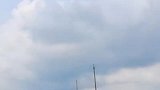 我家2岁的小萌娃，唯一比较另类的爱好，就是喜欢去田间地头里