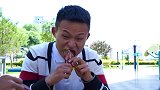 小伙去邻居家蹭饭，没想邻居用洗脚水做泡面，结局太搞笑了