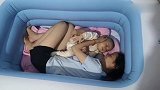 气垫泳池居然还可以当小床，宝宝和妈妈在里面都不舍得起来了！