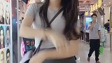 长发美女真有范,商场尬舞美滋滋
