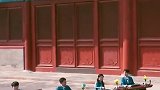 李沁东张西望的样子，像极了考试时的我