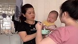 孩子不好好吃饭，妈妈无奈使出大招，可把爸爸坑惨了！