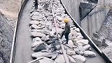 水坝里面放石头，涨见识了
