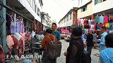 包立春卖完猪肉，回家帮桃子姐烧火，做一盘土豆烧牛肉，美滋滋