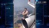 憋笑大挑战：这个男人坐在飞机外吹风，他为啥这么优秀！