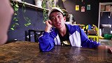 小伙请客吃饭，点了骨头汤老板却端来一碗白开水