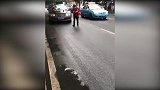 为避让老人 三辆总价千万迎亲宾利追尾相撞
