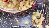 把饺子皮放进滚烫的油锅中，瞬间变美食，吃一次忘不了，太解馋了