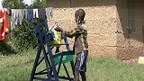肯尼亚9岁男孩发明无接触洗手装置，村民纷纷排队体验。