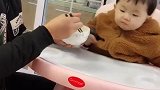 爸爸喂小情人吃饭，小情人这表情太萌了！