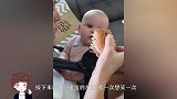 老爸当着女儿的面吃东西，接下来请注意宝宝的反应，看一次笑一次