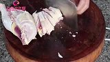 老母鸡别再炖汤了，试一下这种做法，肉香味美，香气四溢又解馋