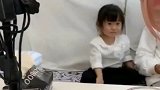 妈妈对小萝莉太苛刻了，还把她给惹哭了，真是让人心疼